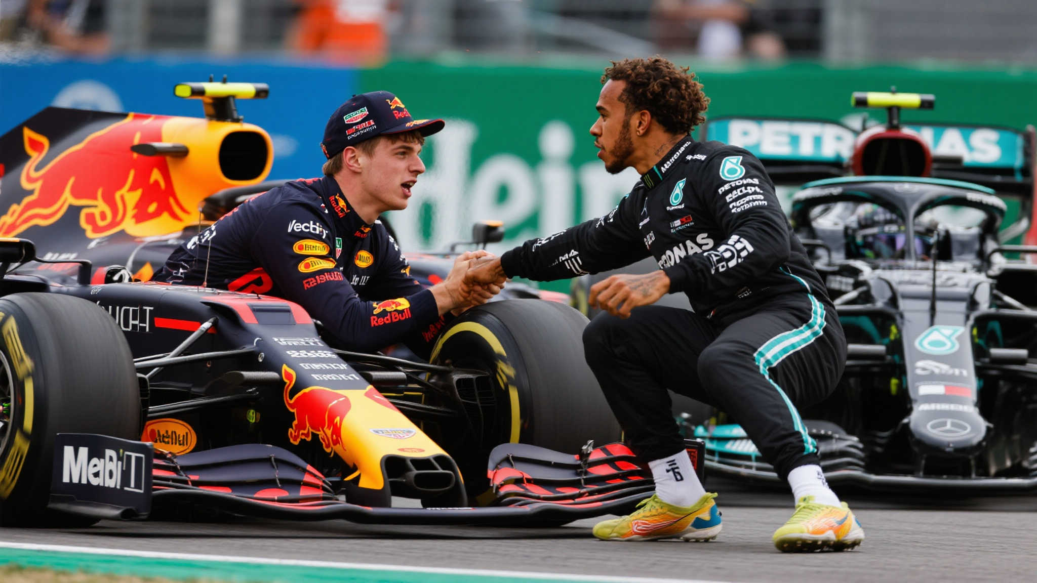 维斯塔潘三度投诉拉塞尔，西班牙站撞车沃尔夫未予批评